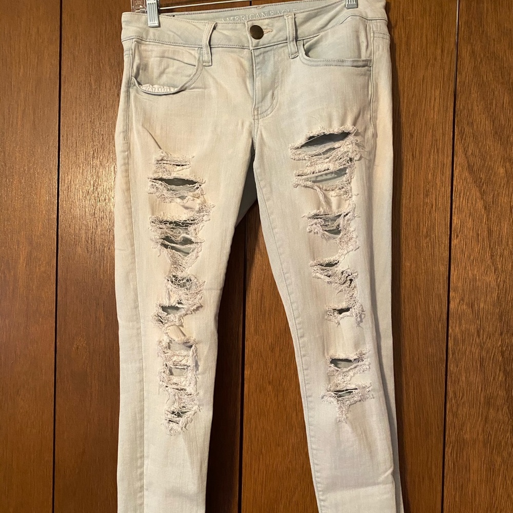 AEO LIGHT WASH RIPPED JEANS